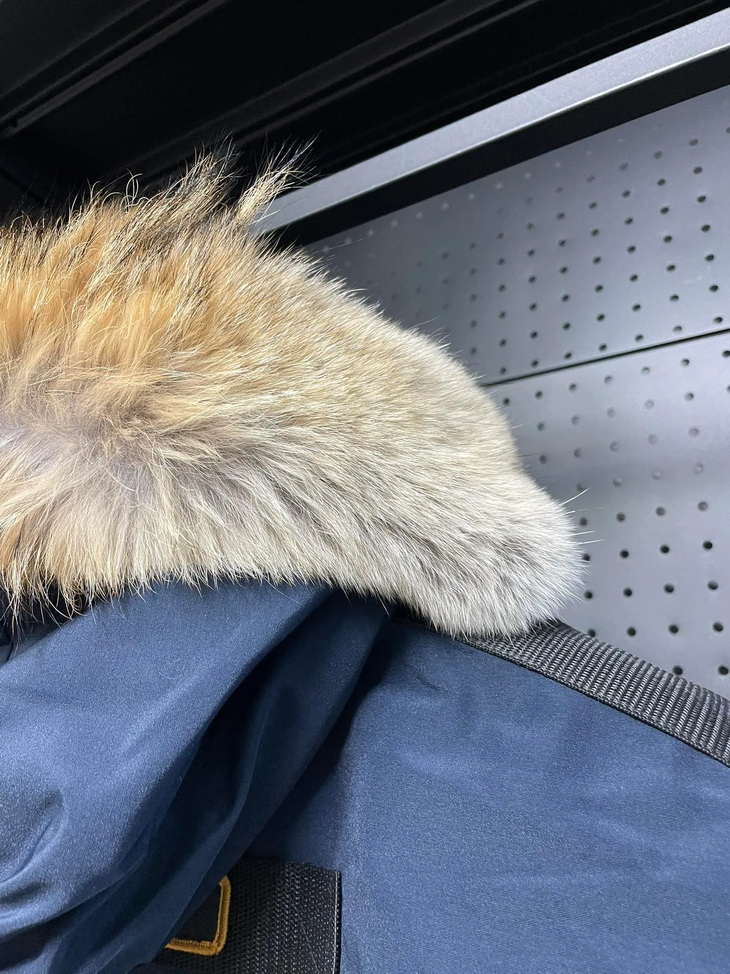 P1060 CANADA GOOES 🇨🇦ⒿⓅⓈ manufactures 10 models of snow curse men and women couples. Factory direct supply: supplying global purchasing agents, micro-business, entities, Tmall, high-end stalls and studio cooperation, free shipping! There are 10 types of Canada Goose Snow Mantra parkas for men and women, the Rolls-Royce of down jackets. ➖ Industry-leading anti-counterfeiting chip sensing. ➖ Imported Behringer embroidery machines and customized embroidery labels, the highest level and industry leading. ➖ Imported Korean 21-count polyester-cotton blended original fabric, TC85 waterproof coated fabric, water-repellent, windproof and wear-resistant. ➖ The new national standard 90 white duck down has an average down filling of 300 grams. The amount of down filling is industry-leading. ➖ 100% nylon lining with double double-layer sealing design to prevent velvet running, and seamless thread design on the cuffs! ➖ Yoshida YKK provides original factory-customized electroplated sliders. YKK two-way lockable zippers are tight and smooth and do not peel off paint. ➖ 3M composite Velcro is durable and the accessories and hardware are all custom-made. Note: Our copywriting is only simple and clear. Instead of bragging about the copywriting, it is better to compare and understand with samples. Only for the purest goose, the most dedicated, the most professional, the highest quality, the highest cost performance! SIZE:XS-XXL [with size chart]